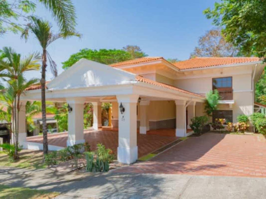 Spacious master bedroom with built-in wardrobe, air conditioning and natural light in luxury house Clayton Panama