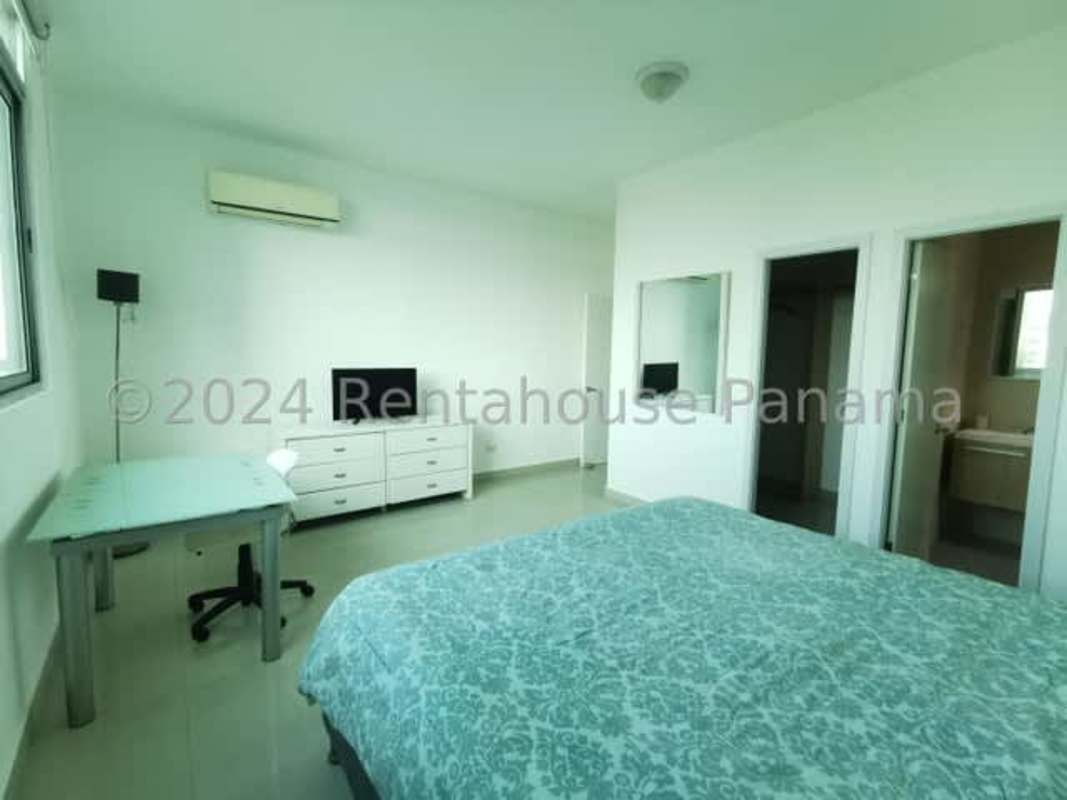 Bright bedroom with large window, AC and closet in PH Astoria El Cangrejo Panama