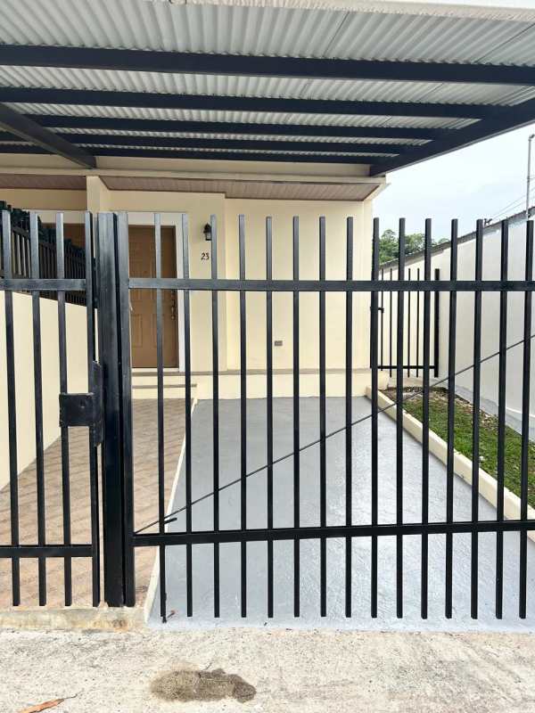 Duplex 3BR 2.5BA House with Patio in Betania Los Angeles