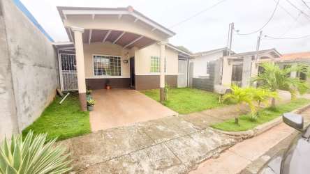 Exterior view house for sale Panama West covered carport front yard garden Vista Alegre