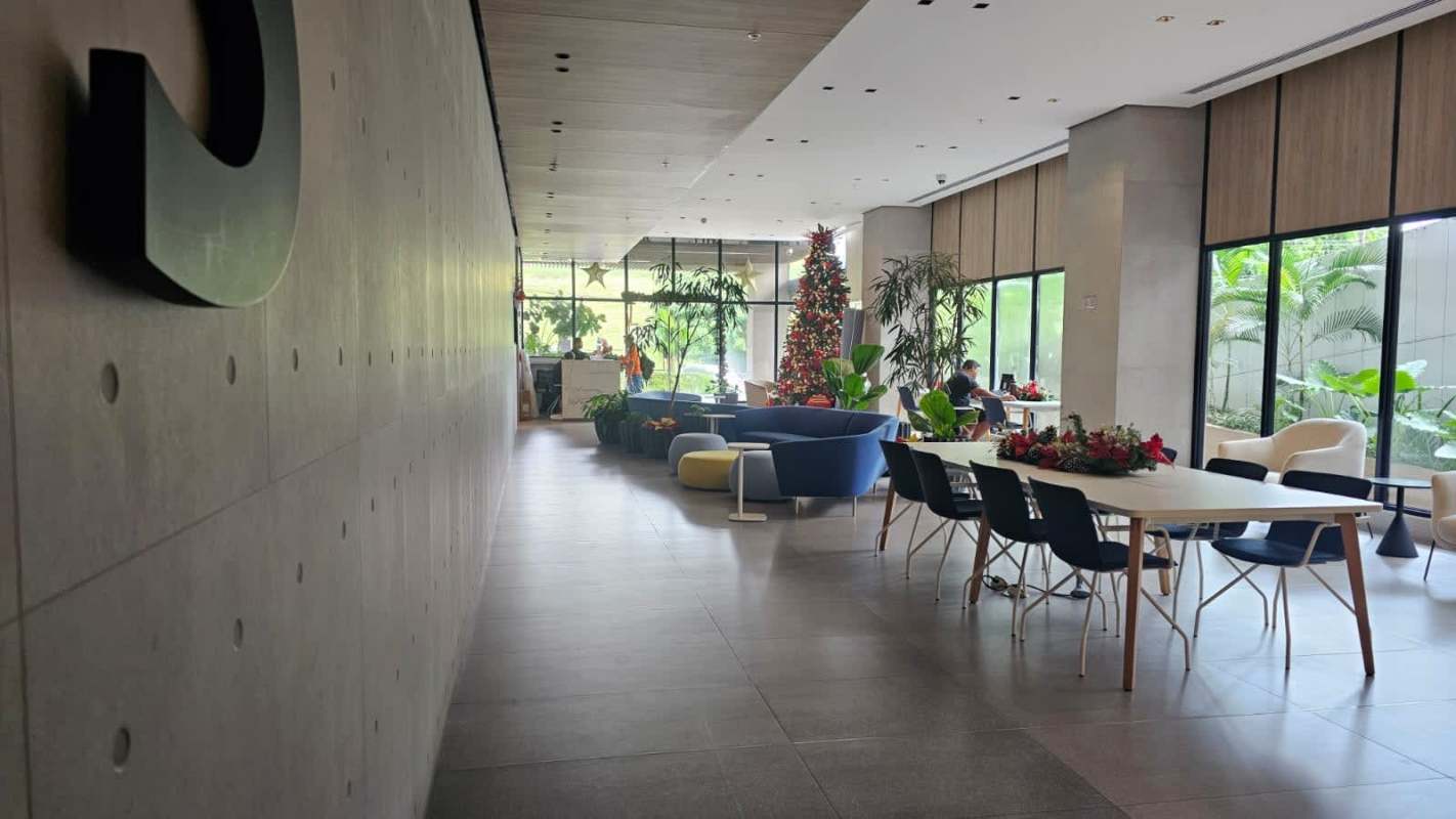 Modern lobby and reception with seating area at PH Greenwood Altos de Panamá