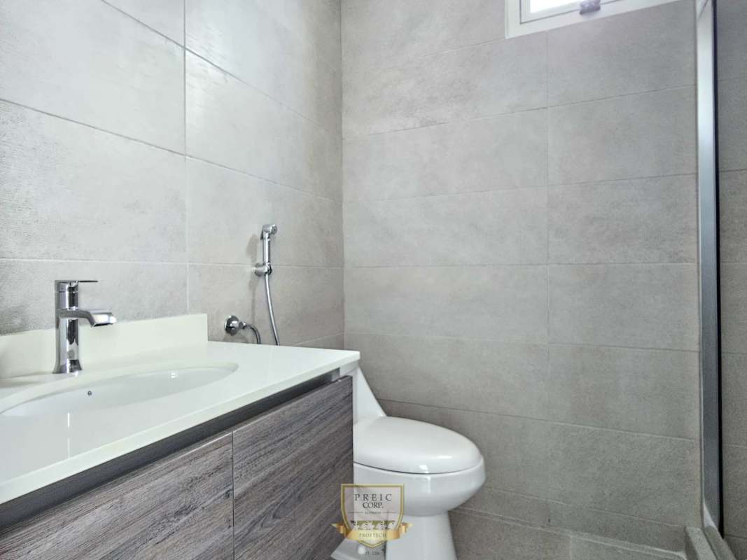Minimalist bathroom with gray tiles and fixtures PH Park Square Panama