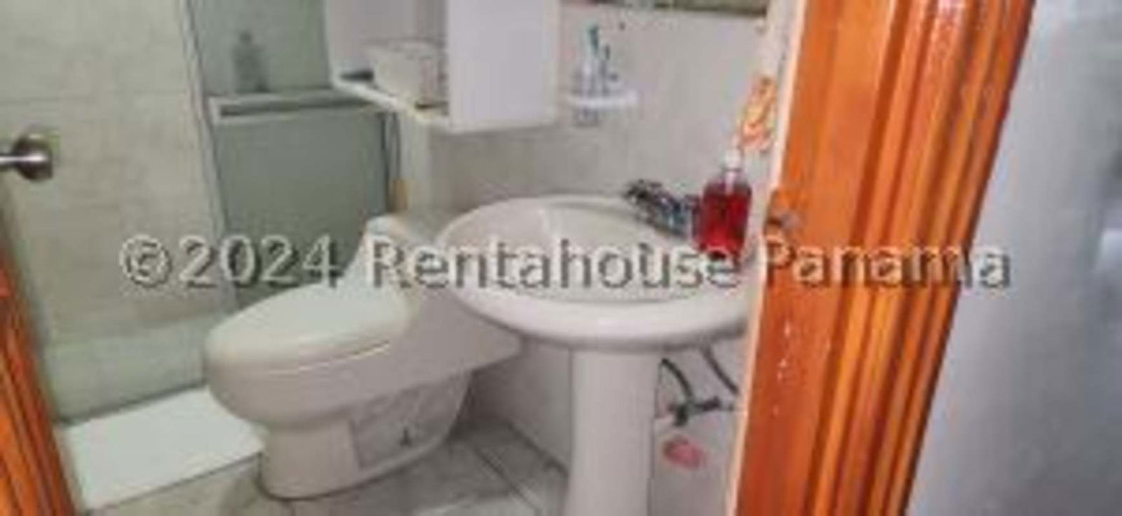 Bright living area with sky ceiling and ceramic floors in Altos de Pueblo Nuevo house for sale