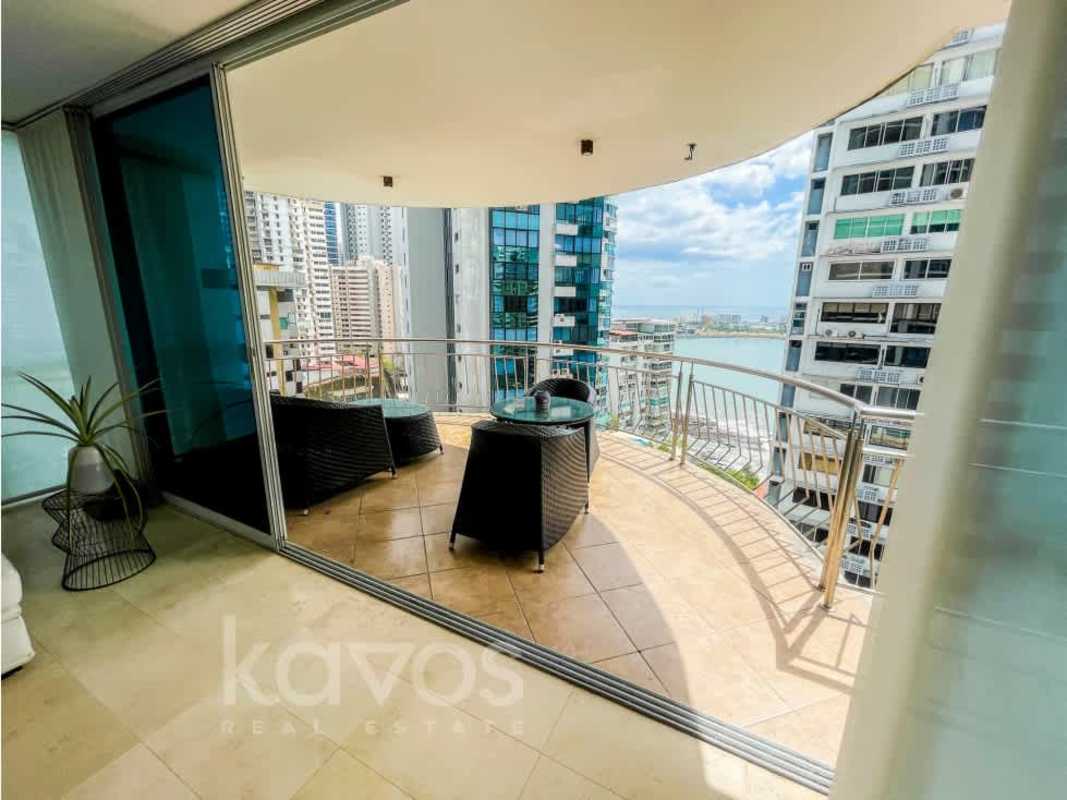 Bright master bedroom featuring ensuite bathroom and city views at PH Vista del Sol Punta Paitilla