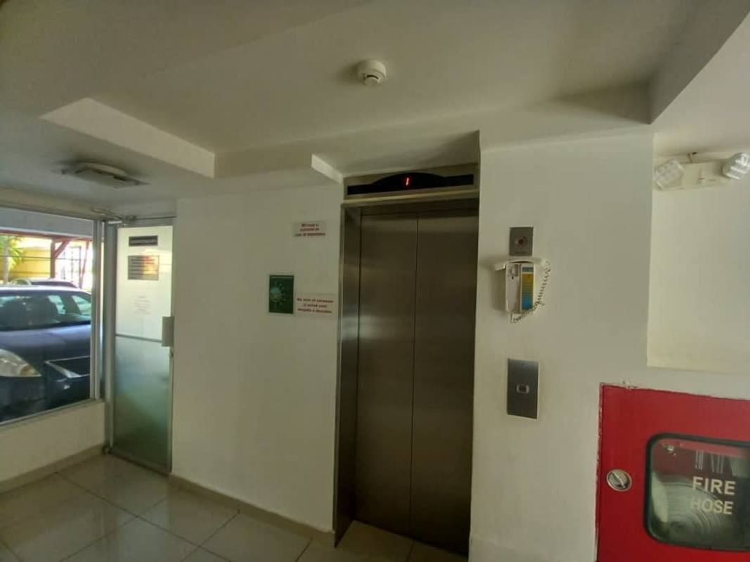 Lobby area with elevator entrance in PH Mallorca Park Gardens II San Miguelito
