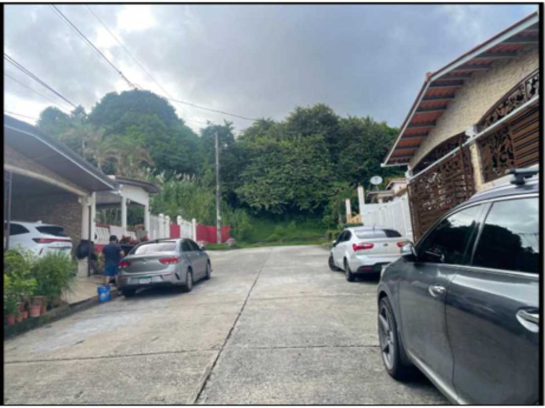 Side passageway with green plants beside family house in Cerro Viento Panama