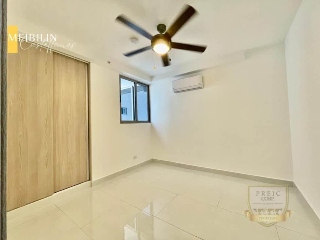 Bright bedroom with window, AC and built-in closet in PH Velure El Cangrejo Panama City