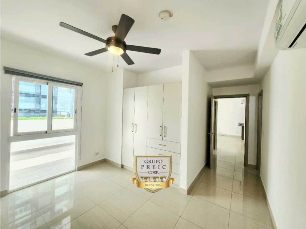 Kitchen with granite countertop, stainless appliances, modern cabinets PH GV 43 Panama