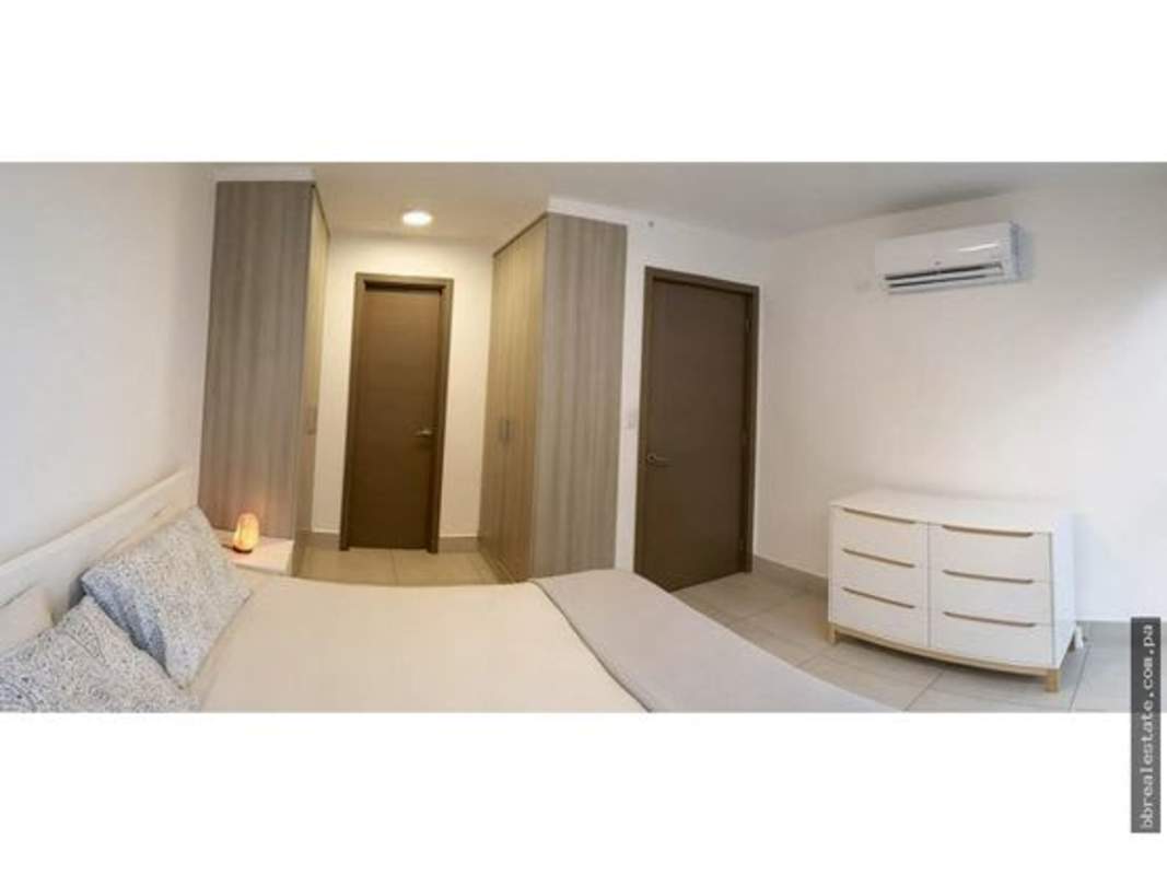 Bedroom with large window, built-in wardrobe, AC and tile flooring in PH Park City Obarrio Panama