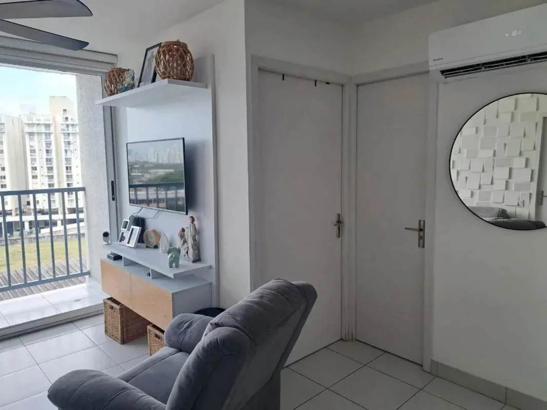 Compact second bedroom with AC, closet and city view at PH ILO Río Abajo Panama 