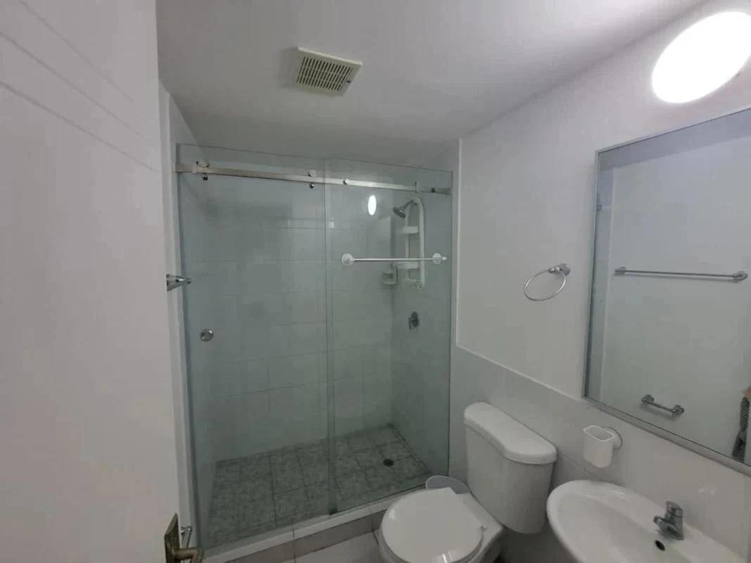 Bright bedroom with window, built-in closet and AC at PH ILO Río Abajo Panama City