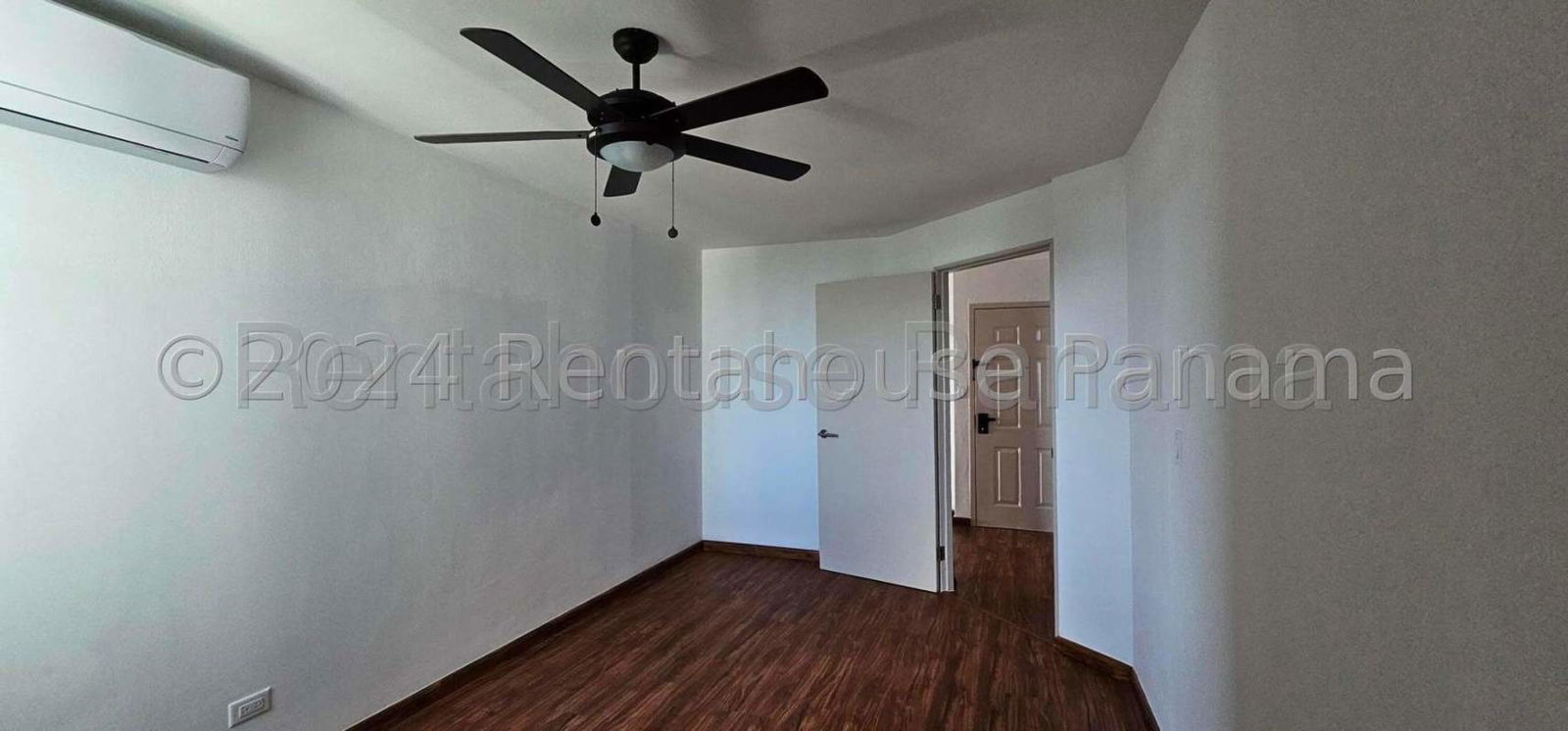 Bedroom with split AC, ceiling fan and ocean view in Coconut Grove Tower Panama