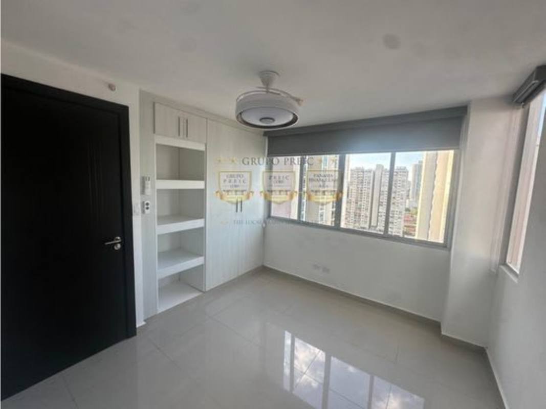Bedroom with built-in closet, large window, ceiling fan at PH Sky Park San Francisco Panama