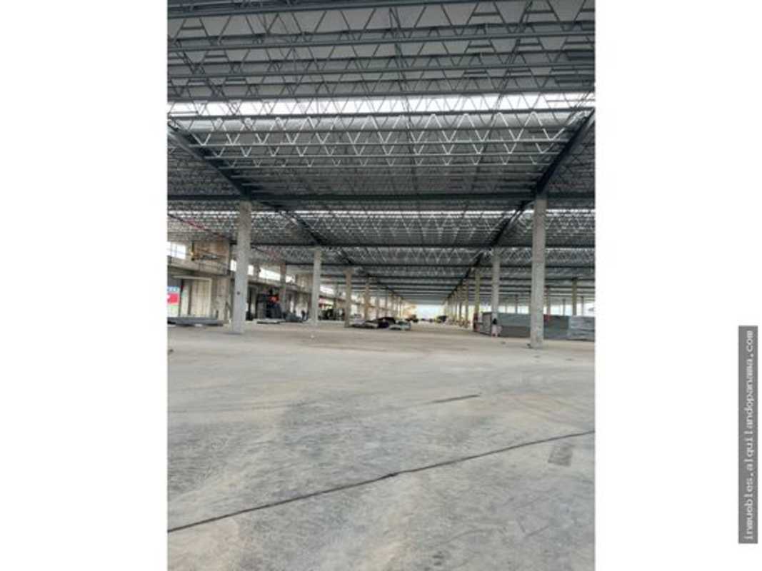 Warehouse interior with concrete floor, high ceiling, exposed steel truss and daylight panels Tocumen Panama