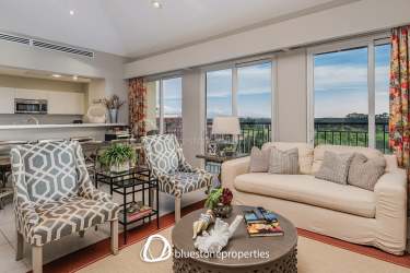 Living hall with high ceiling and balcony access with lake views Buenaventura