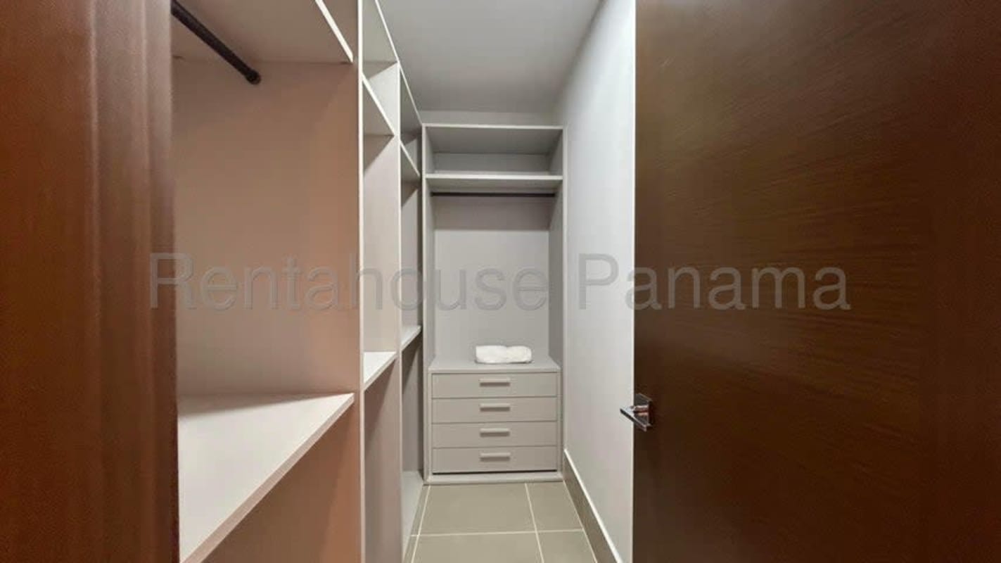 Designer kitchen with granite countertops, island and premium cabinetry PH The Reserve Santa María Panama