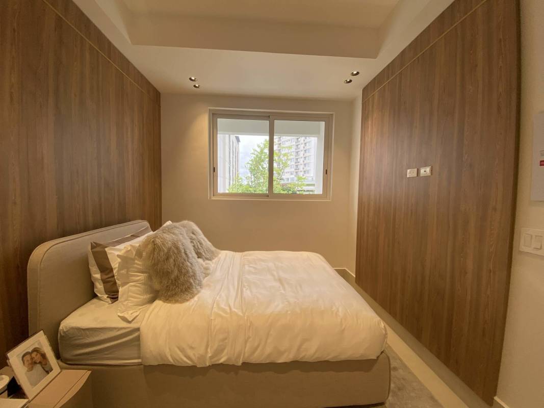 Bright living dining with floor to ceiling windows and golf view balcony at PH Oceana Santa María Golf Panama