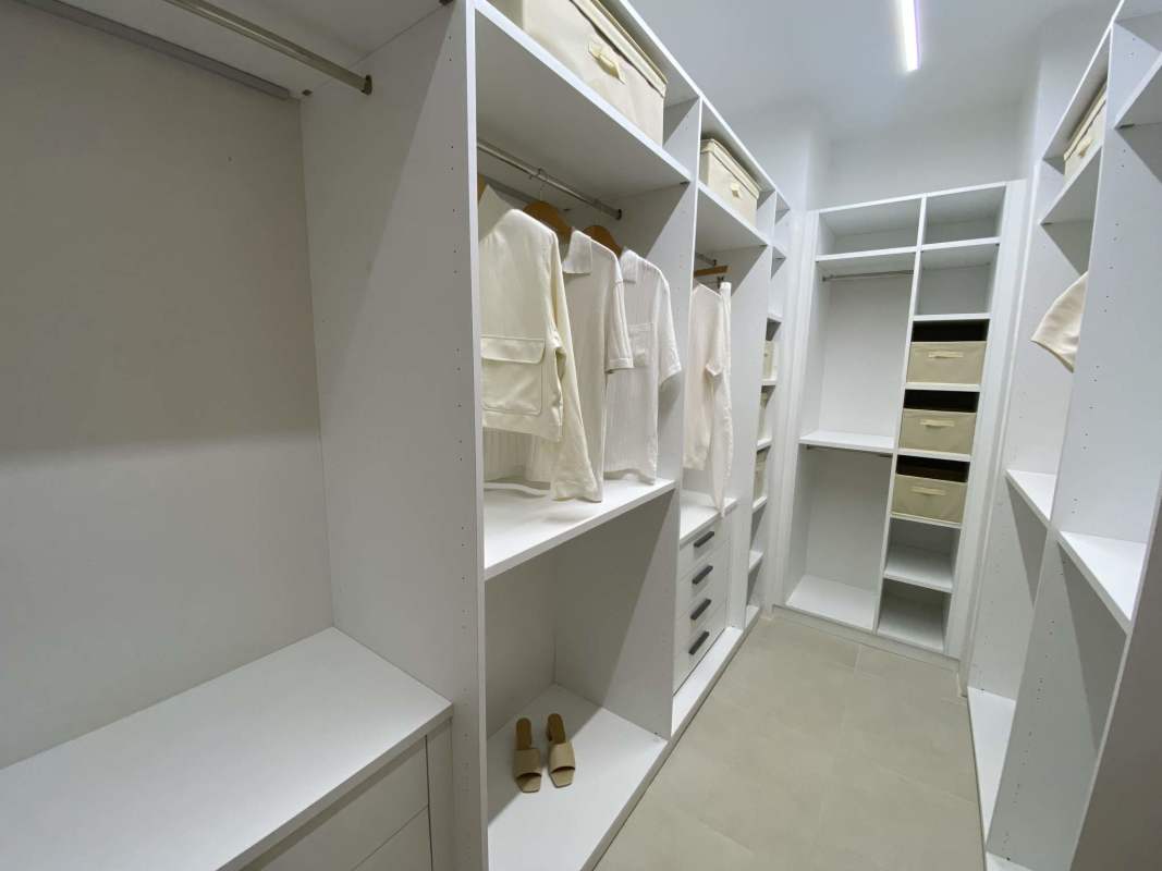 Modern open kitchen with quartz countertops in PH Oceana Santa María Golf & Country Club Panama apartment for sale