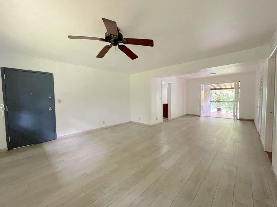 Functional kitchen with appliances and cabinets in apartment PH Edificio 658 Clayton