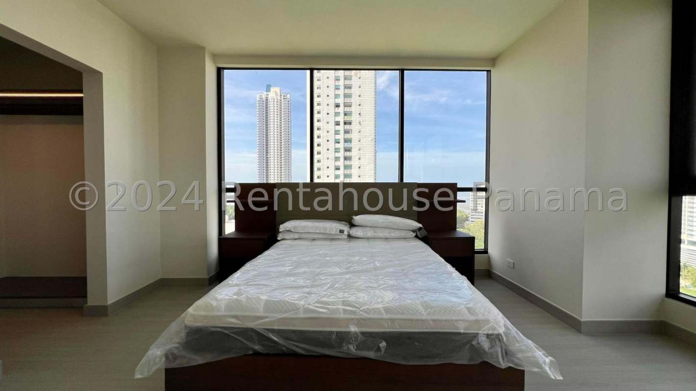 Bright bedroom with city views and AC in PH Arcadia Costa del Este Panama
