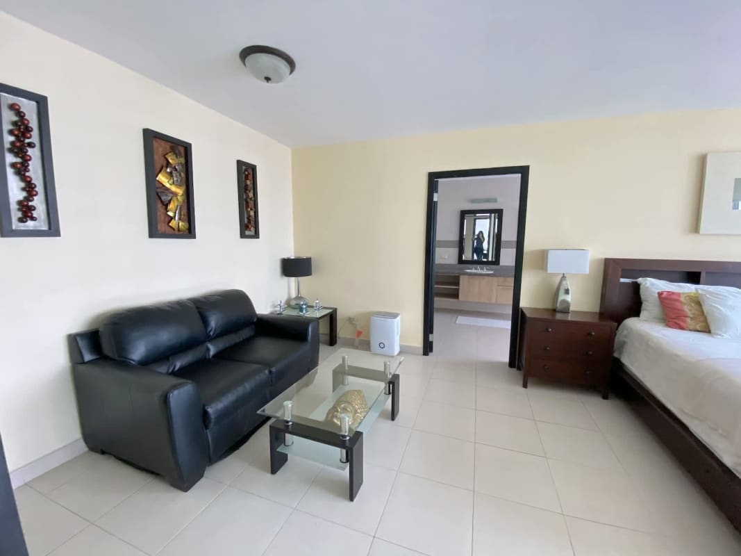 Gym facility with treadmills, weights and mirrors PH Tao building amenities Panama