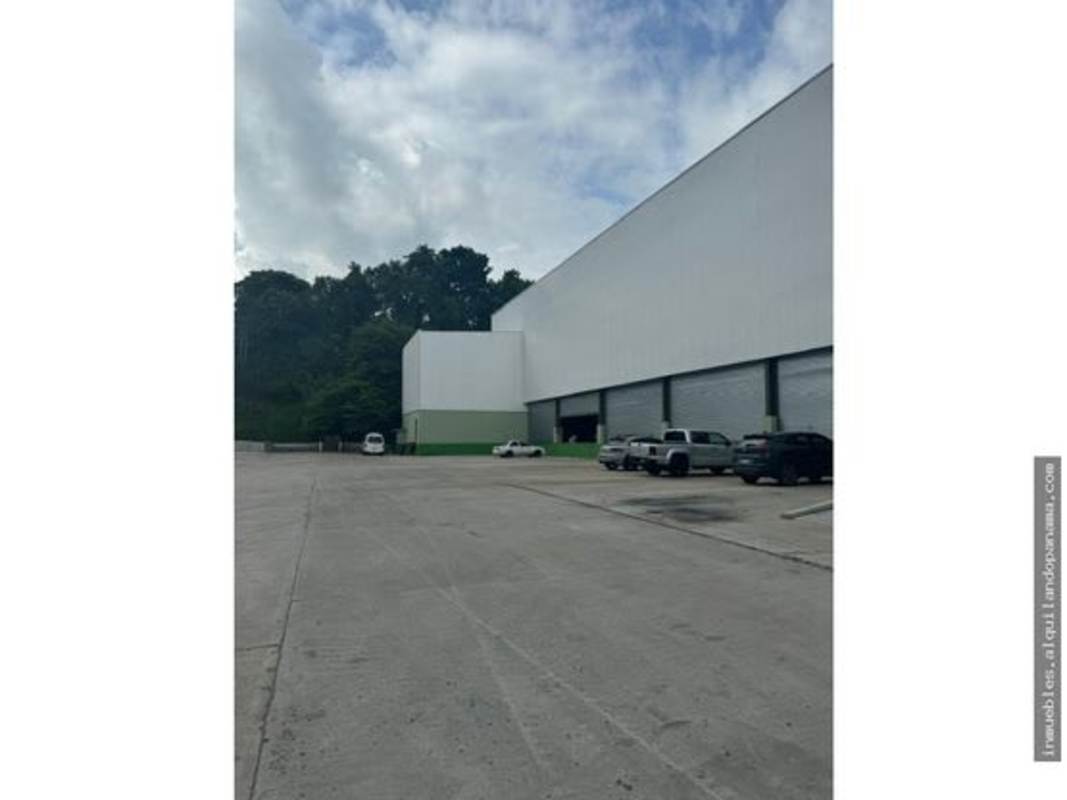 Spacious exterior parking with loading access at industrial warehouse Las Mañanitas Panama