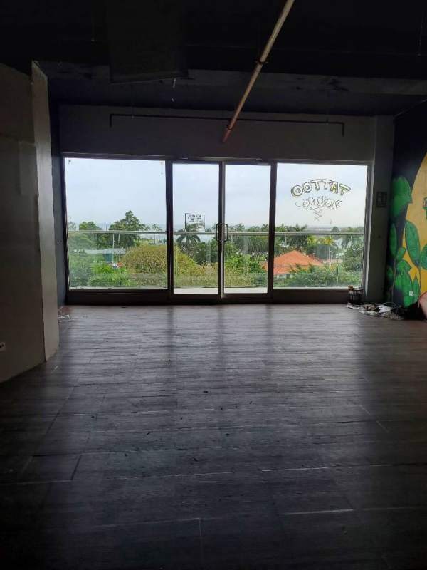 Industrial-style interior with partition options at The Sands Mall Panama City