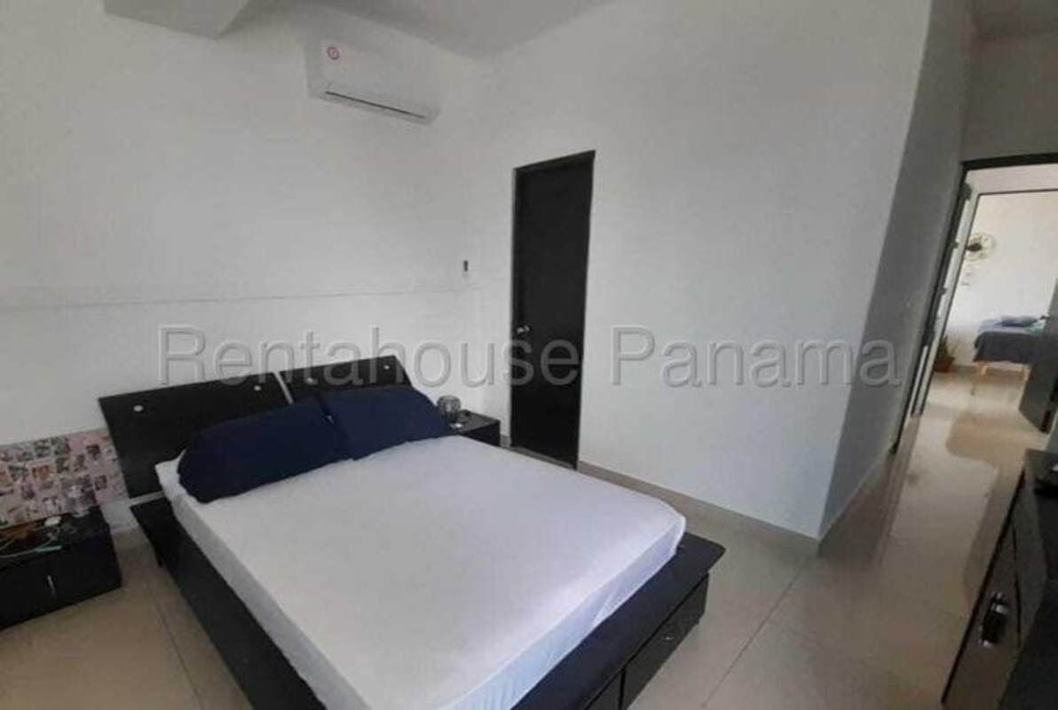 Modern bedroom with built-in closet, ceramic tile in PH San Francisco Panama