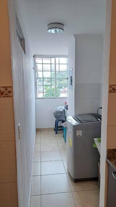 Small laundry room with sink and window in apartment at PH Palmeras Panama
