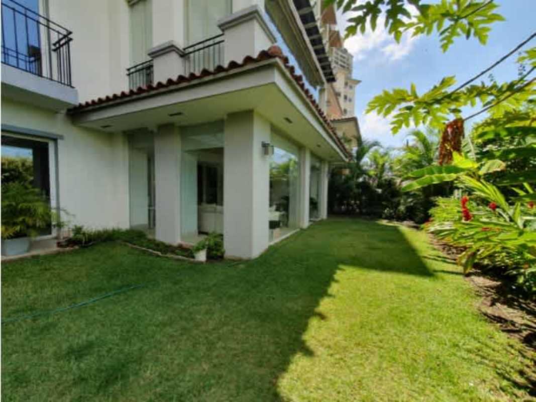 Elegant dining and lounge area with access to private garden The Reserve Santa María Panama