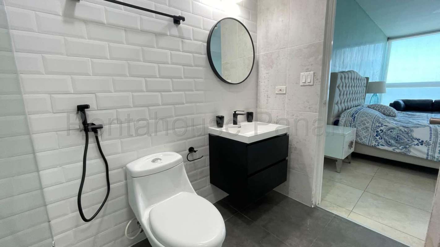 Spacious bedroom with panoramic ocean views at PH H2O Avenida Balboa Panama