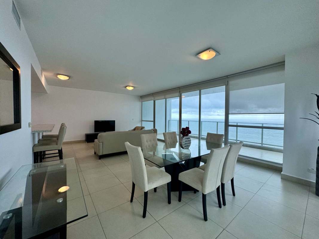 Bedroom with large windows, marble floor, city and sea views in PH Oceanaire Panama