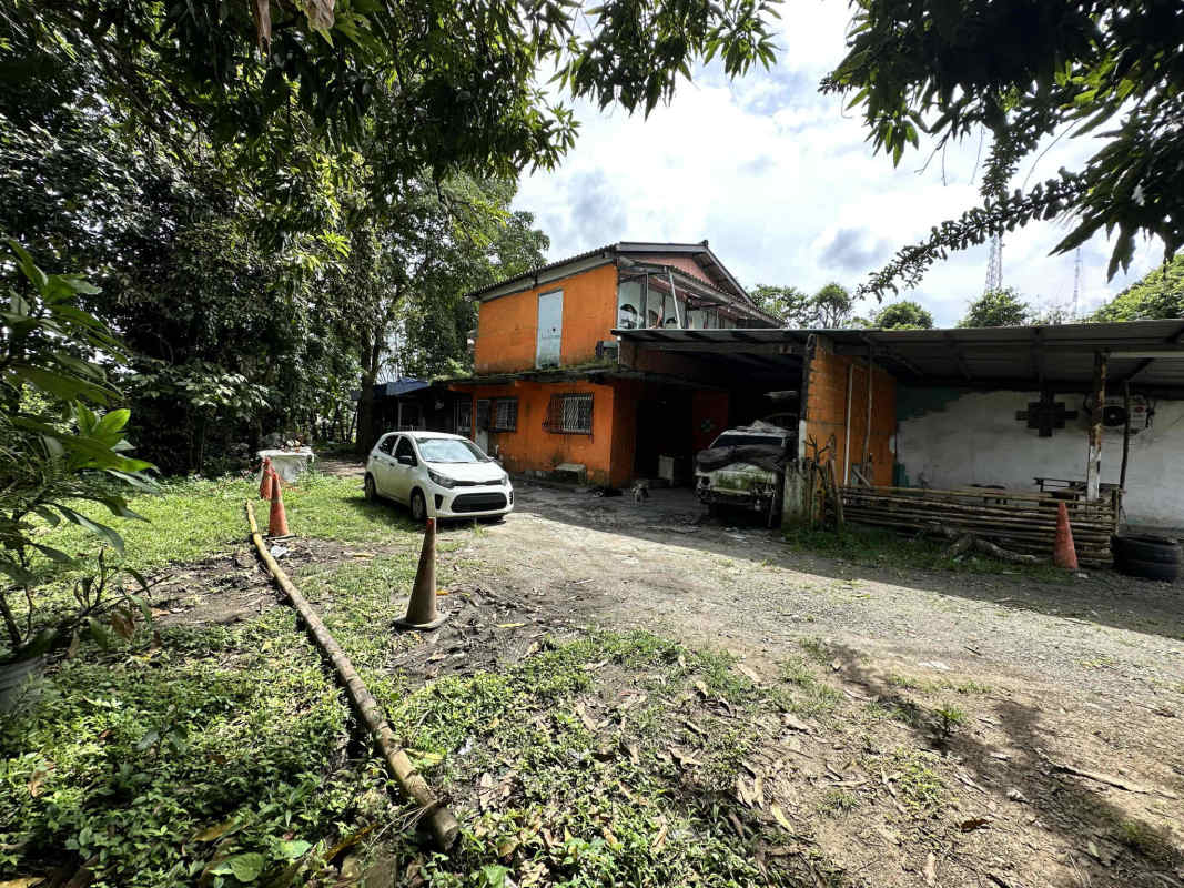 Parking and work area with canopy overlooking mountains in Las Cumbres Panama