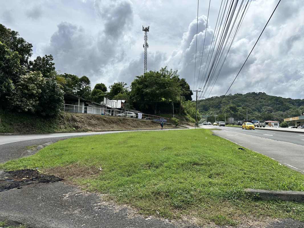 Detached two-story orange house with garden and parking in Las Cumbres Panama