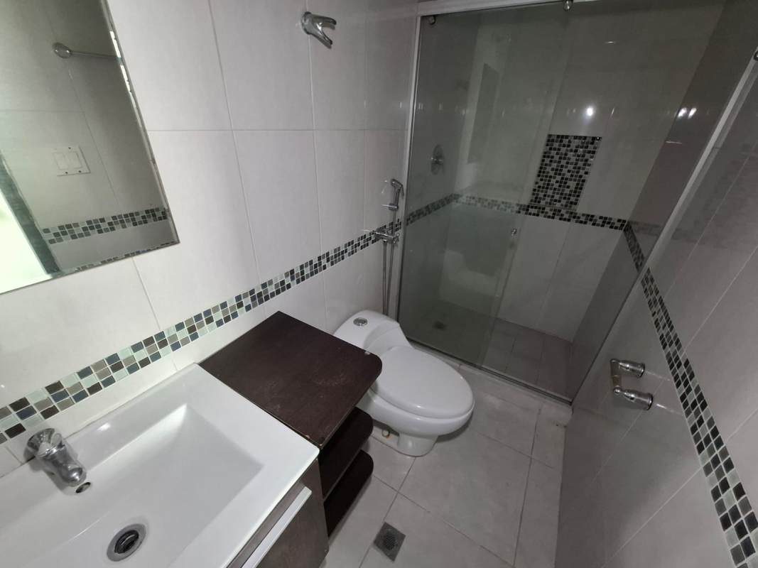 Infinity rooftop pool overlooking Panama City skyline PH Vivendi Towers Edison Park