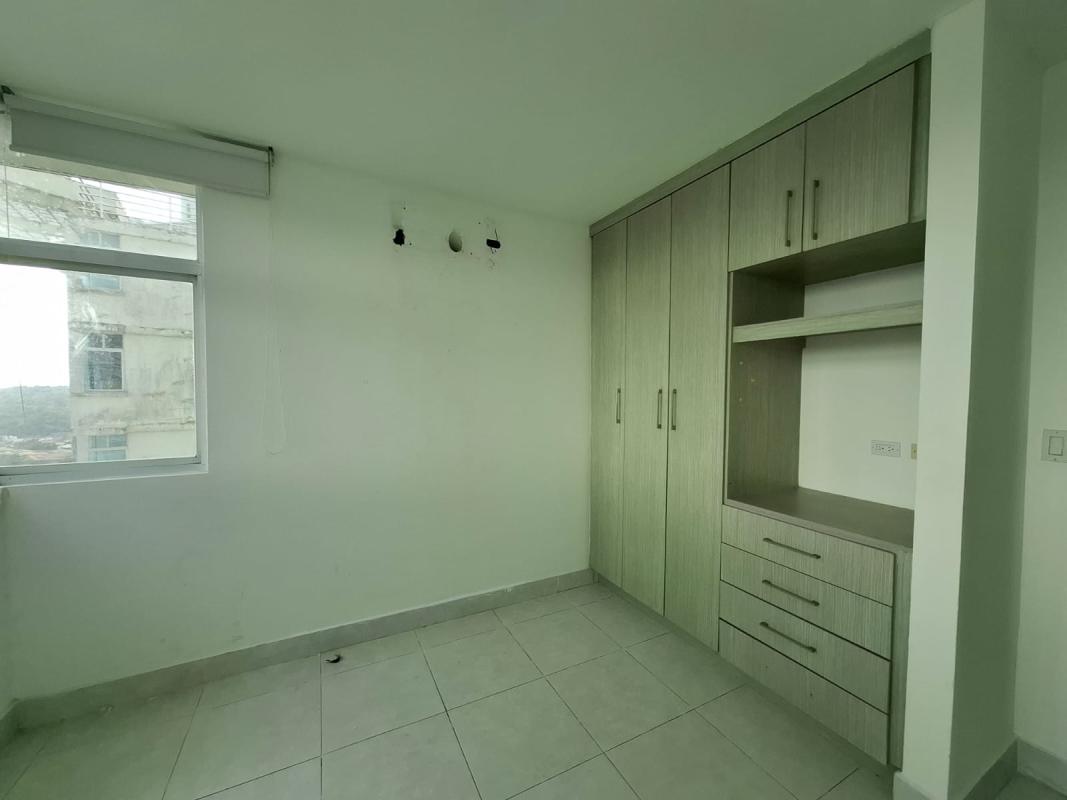 Bathroom with glass shower, modern vanity and mirror PH Vivendi Tower Panama
