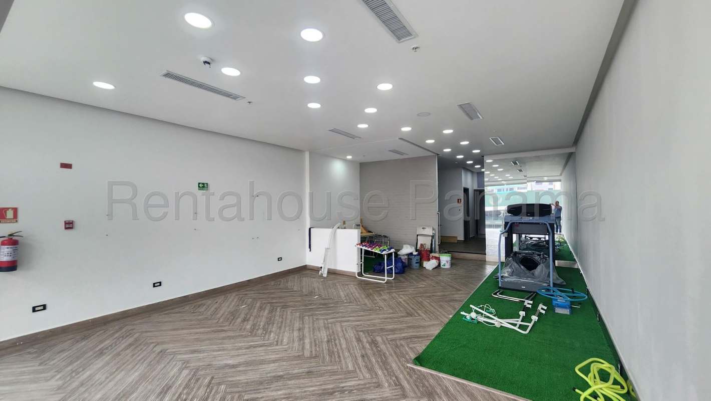 Glass storefront commercial unit for rent Peatonal 68 Plaza Calle 50 Panama City