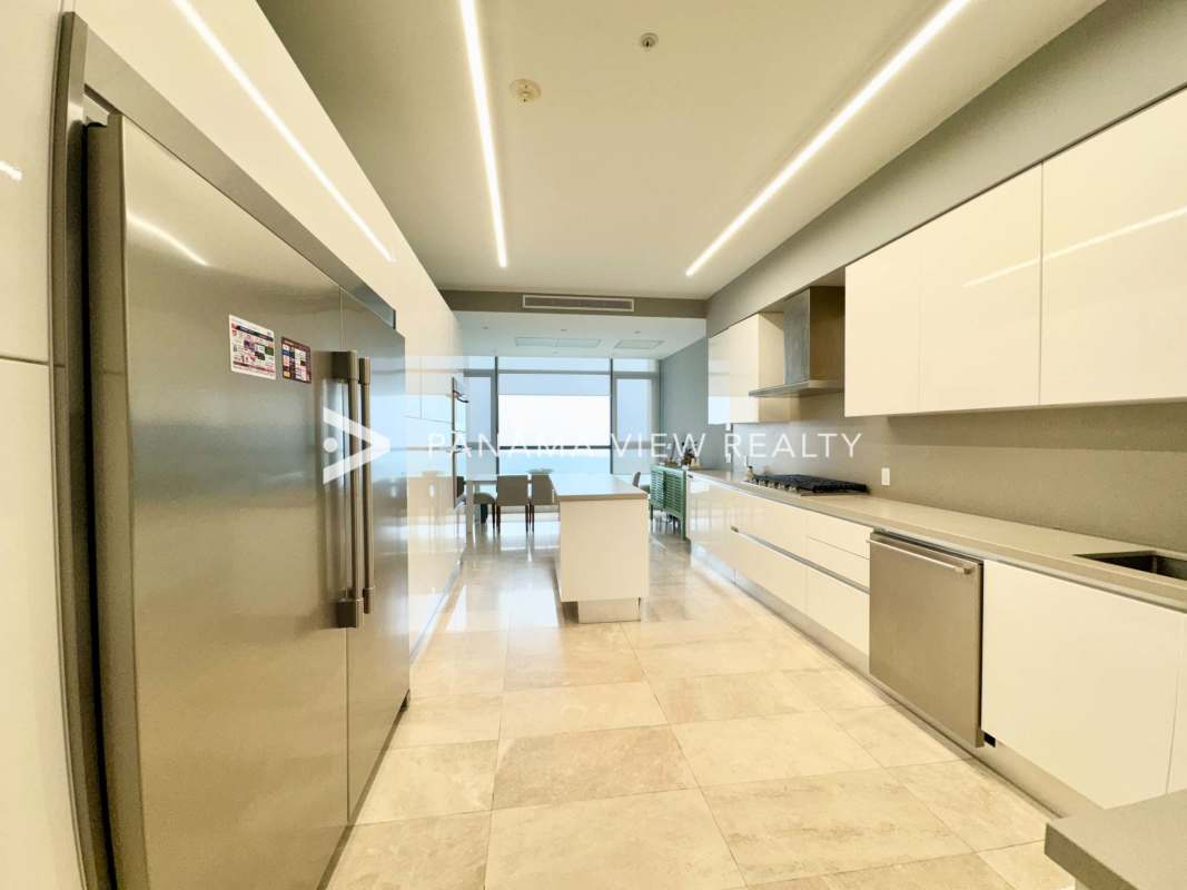 Master bedroom with large windows ensuite luxury bathroom golf view PH Albatross Santa Maria Panama