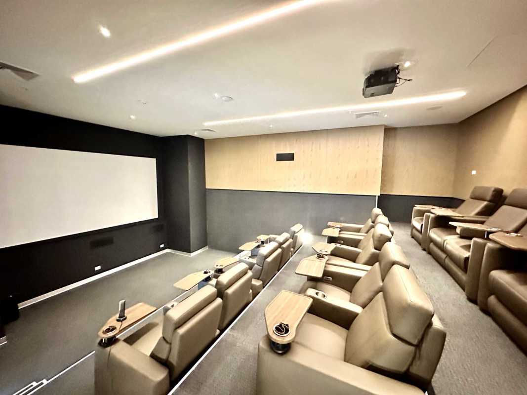 High tech indoor golf simulator PH Sea Point luxury apartment Punta Paitilla Panama