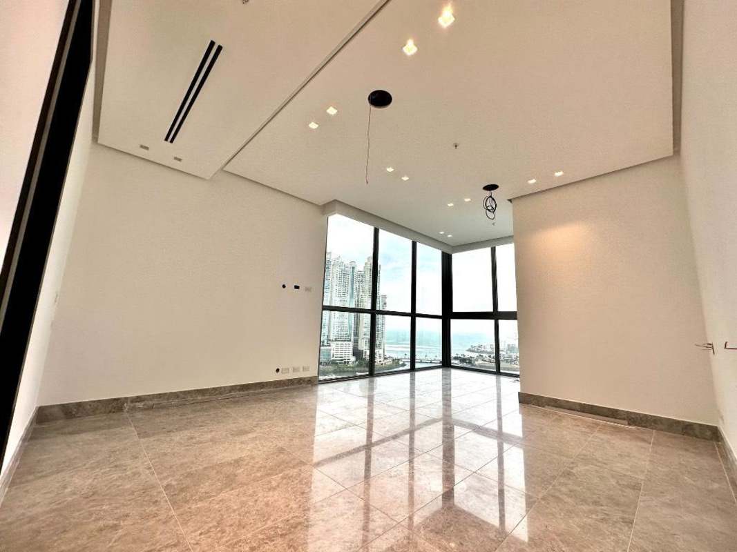 Spacious living room with marble floors and panoramic ocean views in PH Punta Paitilla Panama