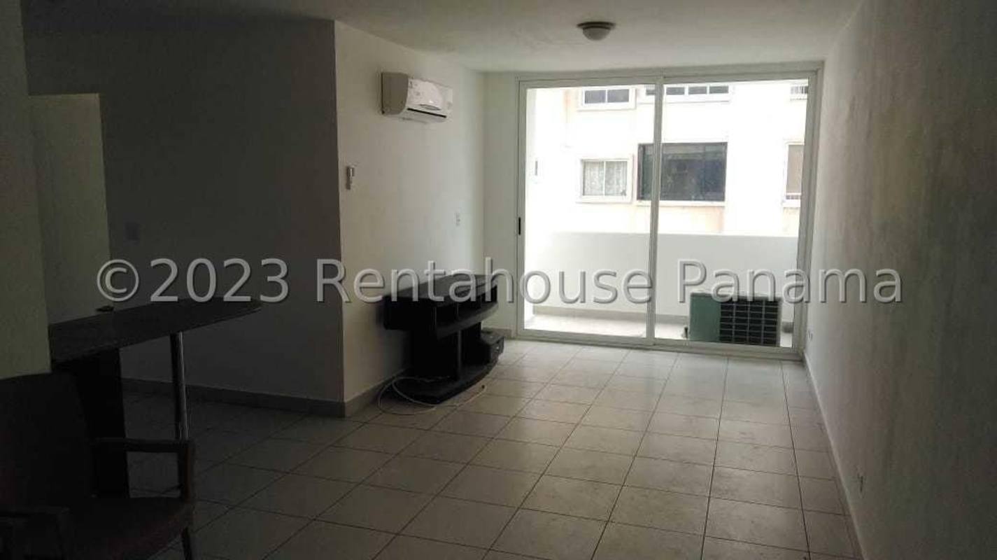 Bedroom with closet space and bright window in Bosque Real Condado del Rey