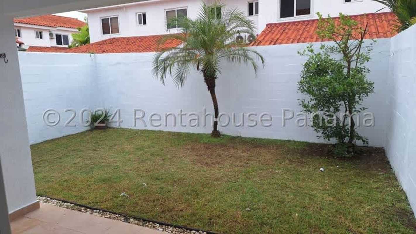 Backyard garden with lawn and patio in Versalles Panama home