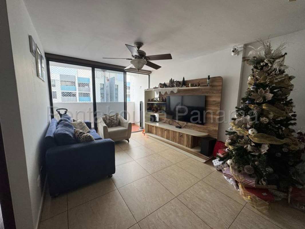 Bedroom with large window, built-in closet, AC, ceiling fan in PH Altavista Towers Panama