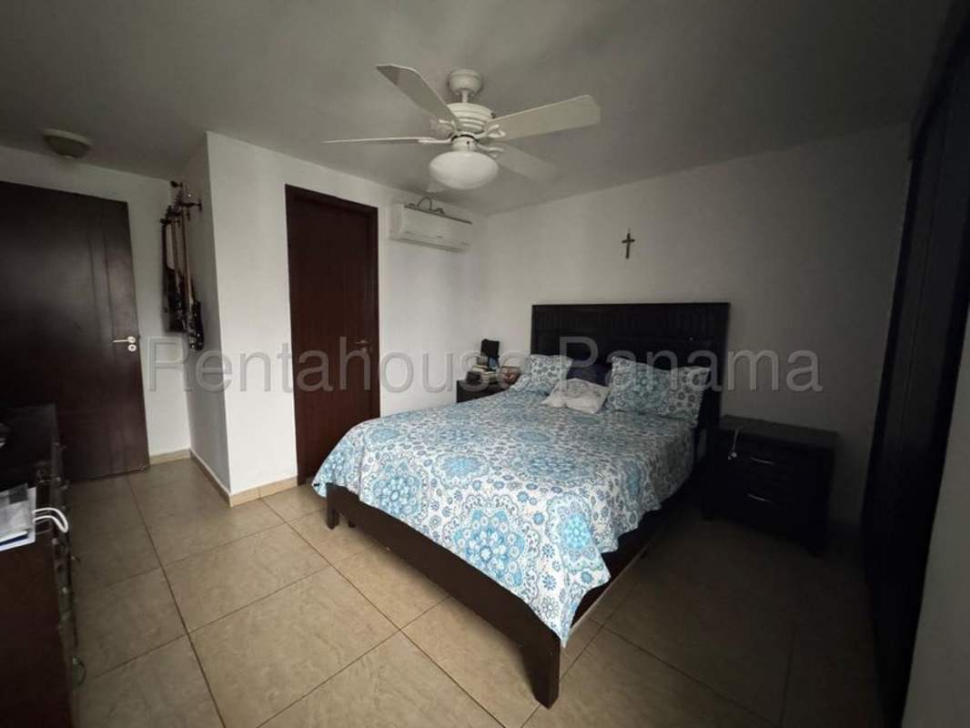 Bedroom view built-in closet AC ceiling fan large window PH Altavista Condado del Rey