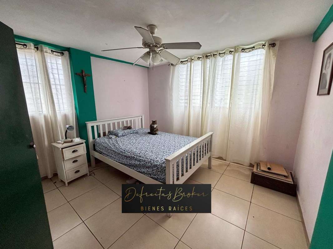 Bedroom with white furniture, natural light, ceiling fan PH Deby Parque Lefevre Panama