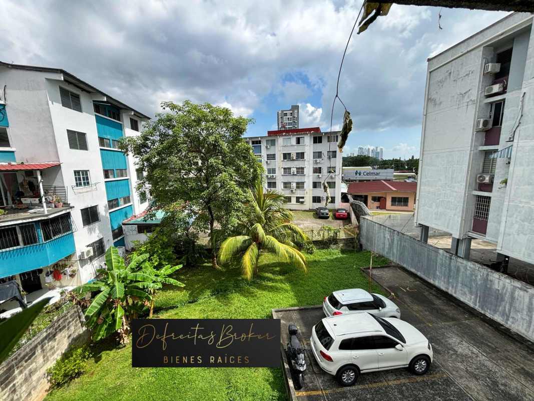 Apartment complex garden greenery parking area PH Deby Parque Lefevre Panama