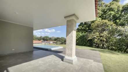 Large backyard lawn with private pool option in Villas del María Bejuco Panama