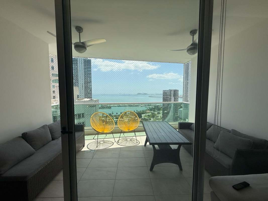 Fully equipped kitchen with stainless steel appliances PH Costanera Bella Vista Panama