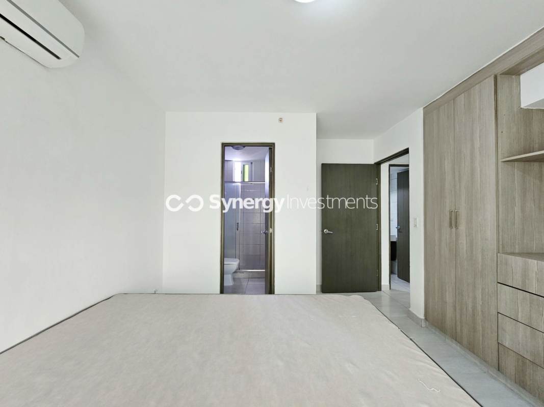 Master bedroom with ensuite bath and walk-in closet at PH Sky Point Tower Carrasquilla Panama City