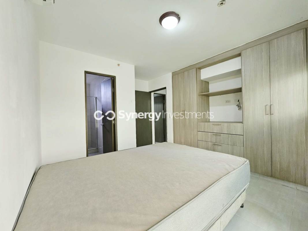 Bedroom with large window, blackout blinds, city view PH Sky Point Tower Panama